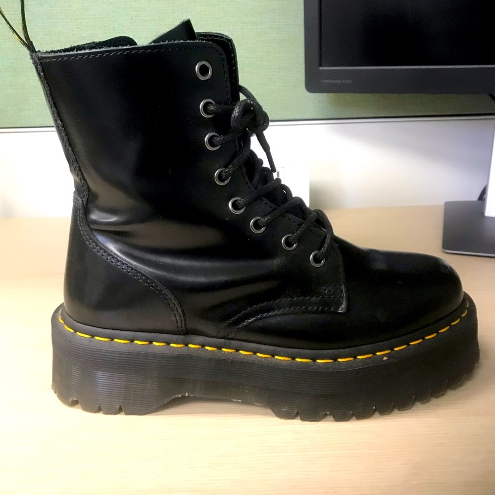 Dr. Martens Jadon platform size 39, gently used and in great condition!